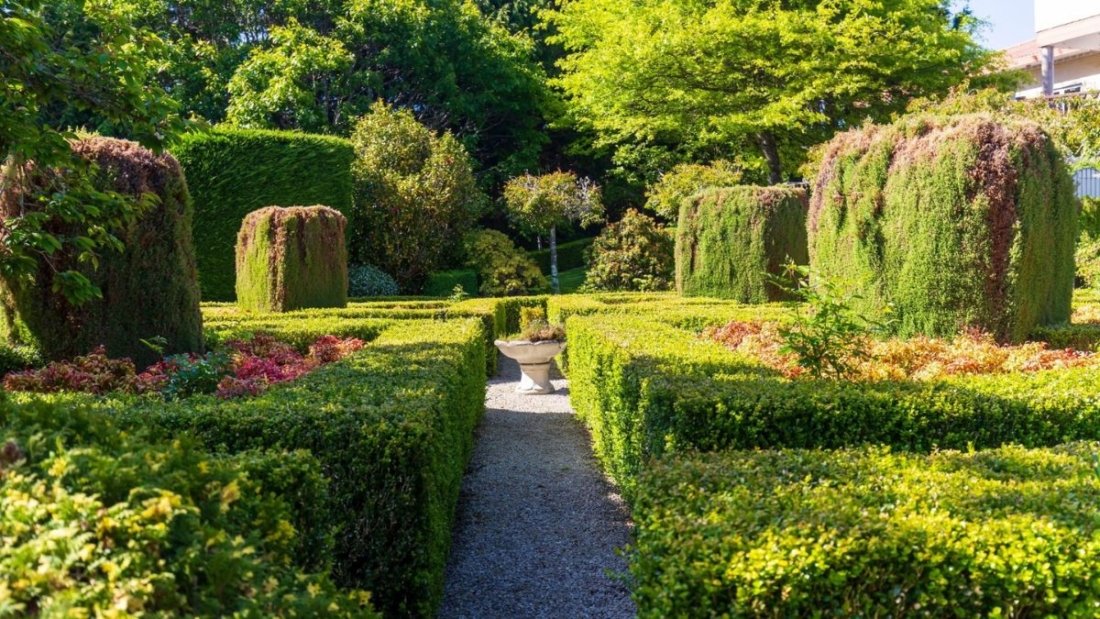 5 Gorgeous Curved Garden Path Flower Beds