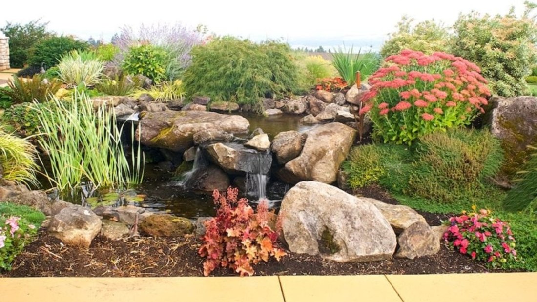 5 Floral Fountain Flower Bed Designs