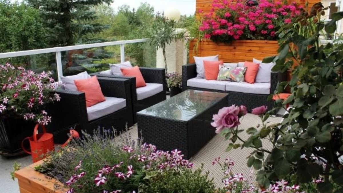 5 Eye-Catching Balcony Flower Bed Ideas for Small Spaces